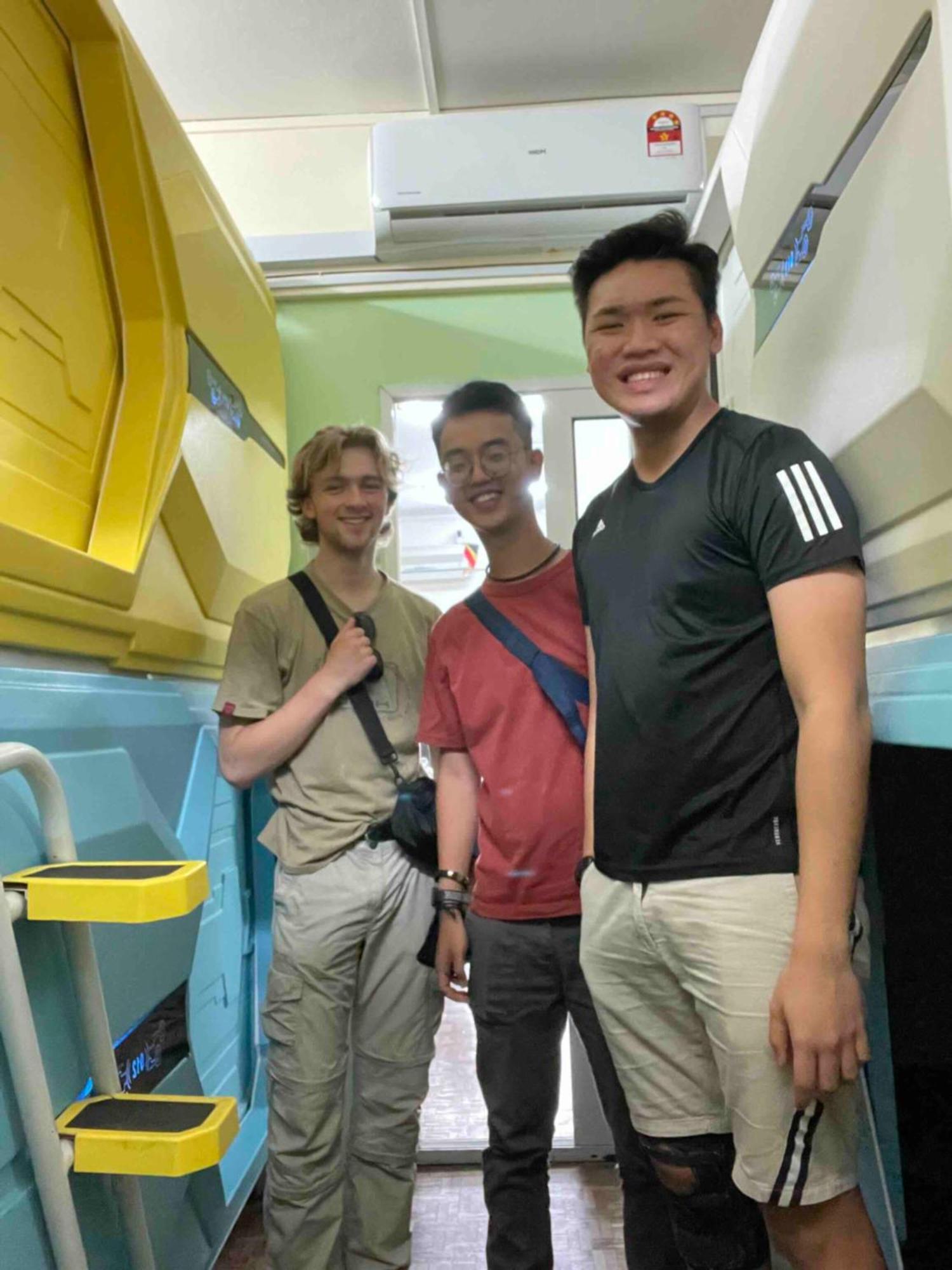 Pelangi Capsule Hostel Джохор-Бару Экстерьер фото